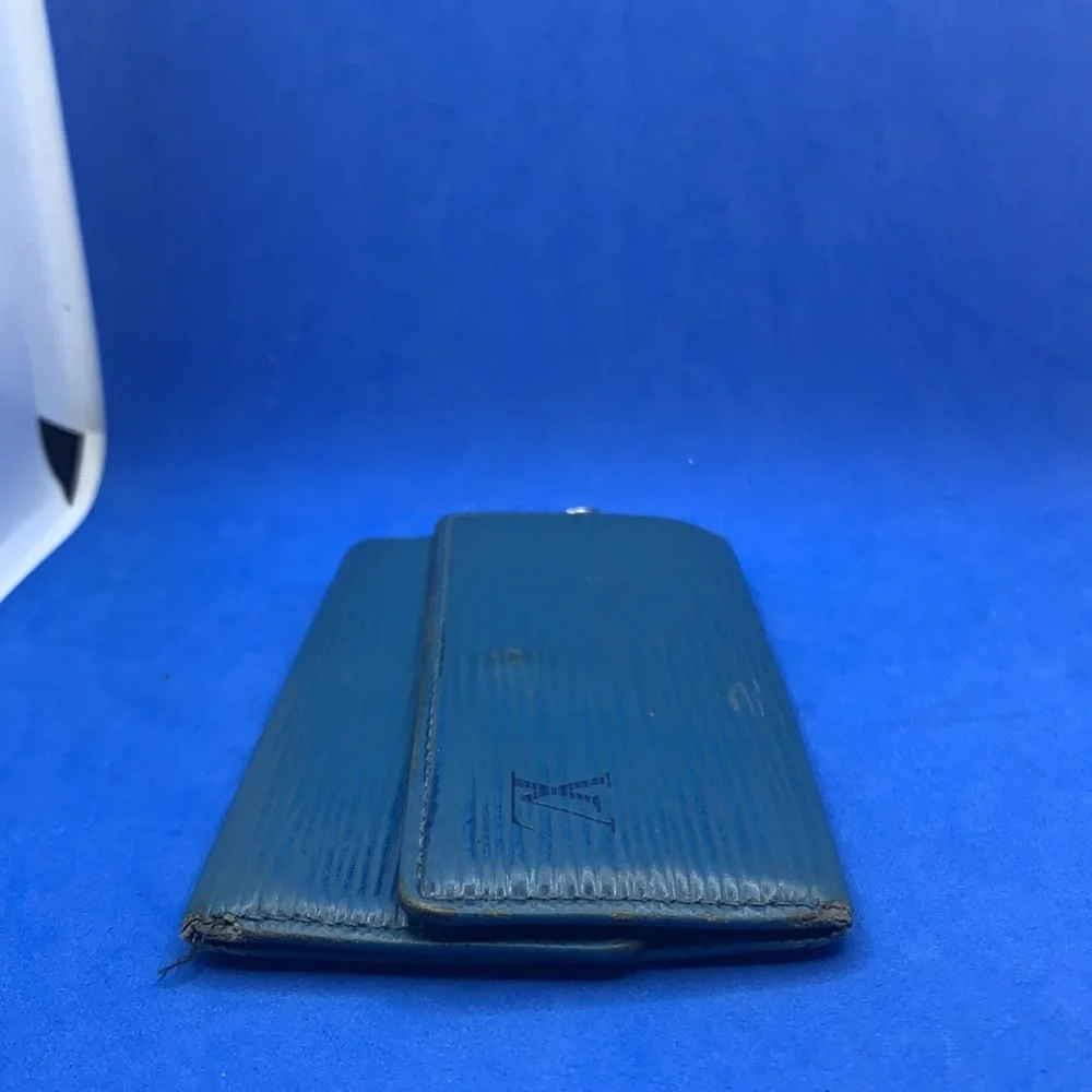 Louis‎ Vuitton Epi leather blue keychain Blue 6 key holder with snap closure